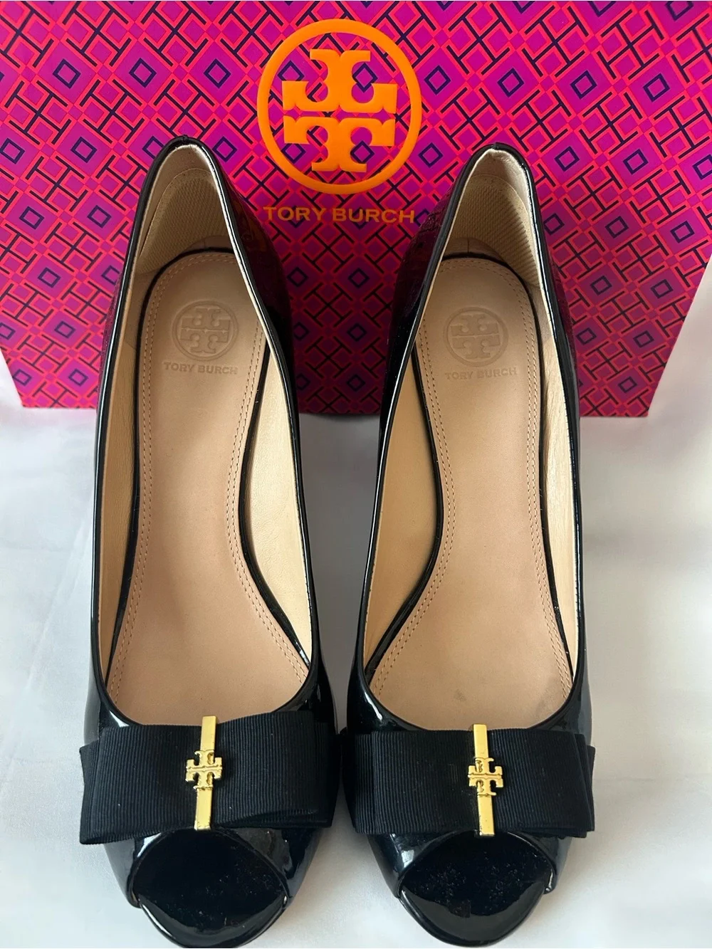 🖤Tory Burch🖤💛TRUDY💛Black Patent Peep-Toe Pumps Grosgrain Bow & Gold Logo Accent